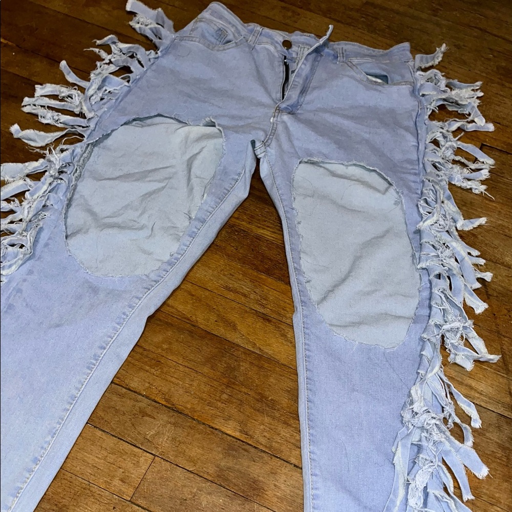 Super cute distressed jeans size M